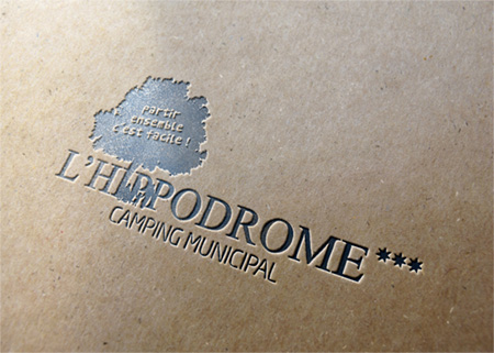 logo hippodrome peint en blanc sur arriere plan bois