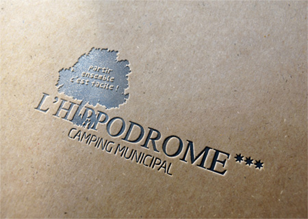 logo hippodrome peint en blanc sur arriere plan bois